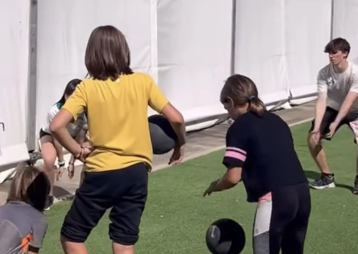 Jóvenes atletas durante una sesión de entrenamiento de identificación de talento
